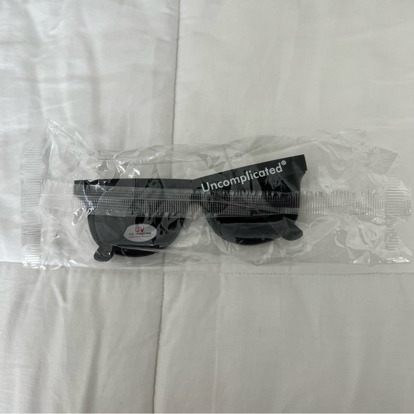 New Tiége Hanley Uncomplicated Sunglasses - Picture 12 of 16